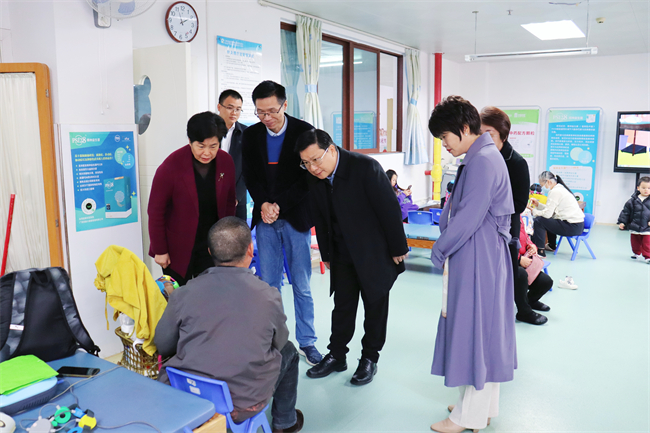 图为调研组参观自治区残疾人康复研究中心
